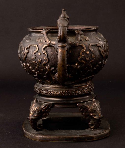 Incensiere tripode in bronzo con manici a foggia di draghetto e decori a rilievo, Cina, Dinastia Qing, XVIII secolo  - Asta Fine chinese works of art - Associazione Nazionale - Case d'Asta italiane