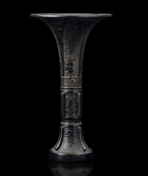 Vaso a tromba in bronzo con decori d'ispirazione arcaica incisi e a rilievo, Cina, Dinastia Ming, XVII secolo  - Asta Fine chinese works of art - Associazione Nazionale - Case d'Asta italiane