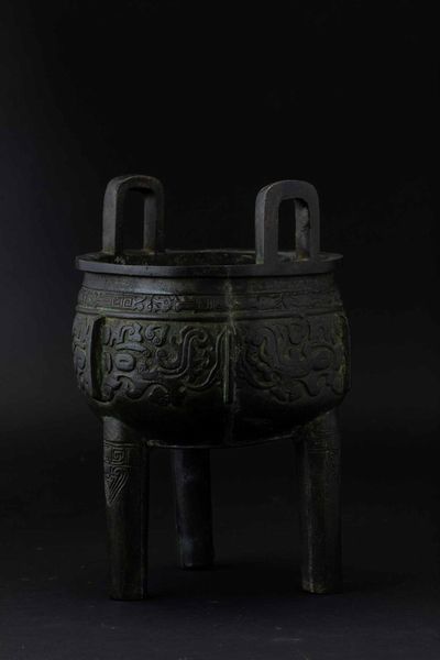 Incensiere tripode in bronzo con decori d'ispirazione arcaica incisi, Cina, Dinastia Ming, XVII secolo  - Asta Fine chinese works of art - Associazione Nazionale - Case d'Asta italiane