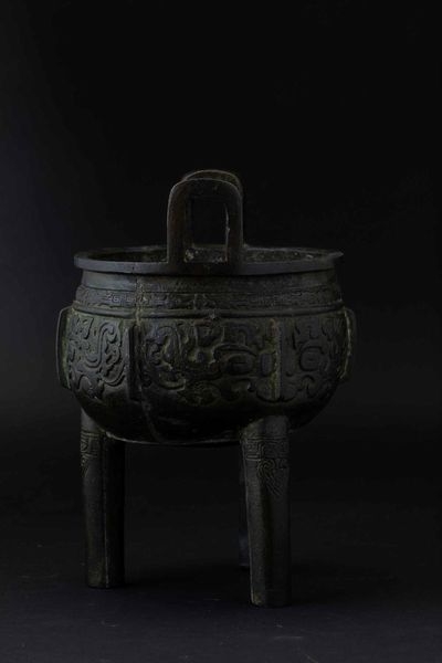 Incensiere tripode in bronzo con decori d'ispirazione arcaica incisi, Cina, Dinastia Ming, XVII secolo  - Asta Fine chinese works of art - Associazione Nazionale - Case d'Asta italiane