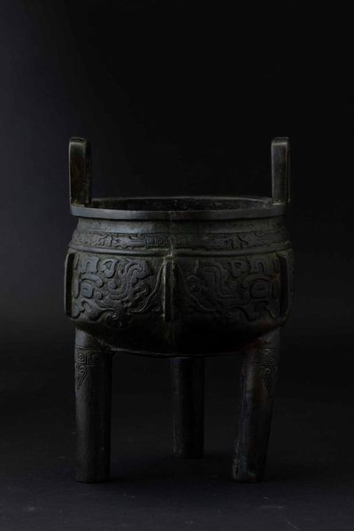 Incensiere tripode in bronzo con decori d'ispirazione arcaica incisi, Cina, Dinastia Ming, XVII secolo  - Asta Fine chinese works of art - Associazione Nazionale - Case d'Asta italiane
