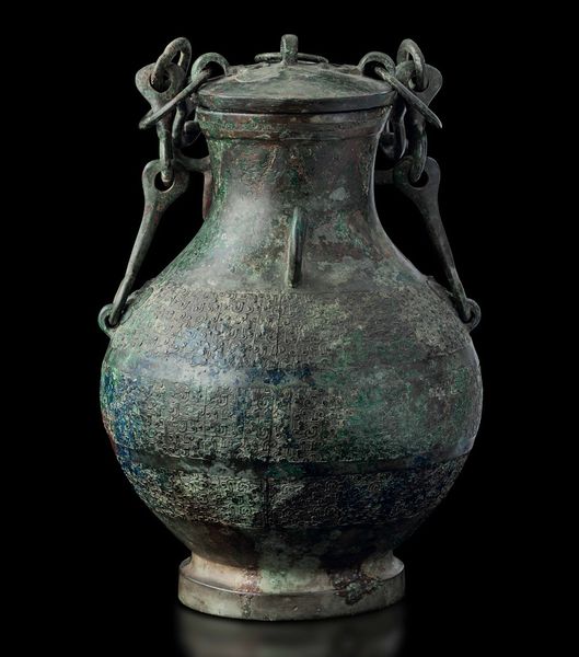 Raro e magnifico vaso Hu in bronzo con coperchio, manici a catena e decori geometrici a rilievo, Cina, Stati Combattenti (481-221 a.C.)  - Asta Fine chinese works of art - Associazione Nazionale - Case d'Asta italiane