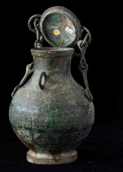 Raro e magnifico vaso Hu in bronzo con coperchio, manici a catena e decori geometrici a rilievo, Cina, Stati Combattenti (481-221 a.C.)  - Asta Fine chinese works of art - Associazione Nazionale - Case d'Asta italiane
