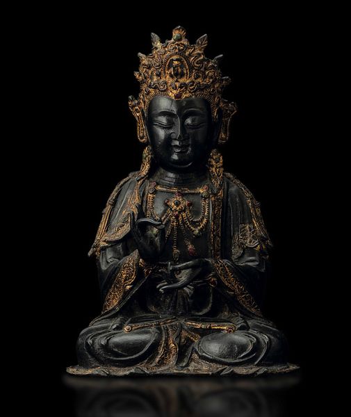 Figura di Guanyin incoronata in bronzo con tracce di doratura, Cina, Dinastia Ming, XVII secolo  - Asta Fine chinese works of art - Associazione Nazionale - Case d'Asta italiane