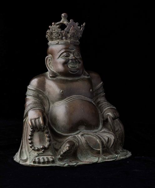 Figura di Budai incoronato con collana da preghiera in bronzo, Cina, Dinastia Ming, XVII secolo  - Asta Fine chinese works of art - Associazione Nazionale - Case d'Asta italiane
