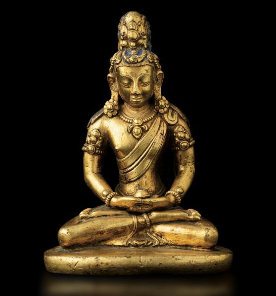 Figura di Buddha Amitayus in bronzo dorato con tracce di policromia, Cina, Dinastia Ming, XV secolo  - Asta Fine chinese works of art - Associazione Nazionale - Case d'Asta italiane