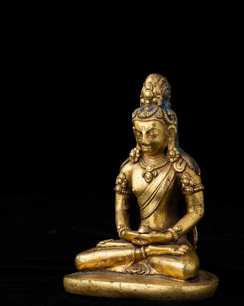 Figura di Buddha Amitayus in bronzo dorato con tracce di policromia, Cina, Dinastia Ming, XV secolo  - Asta Fine chinese works of art - Associazione Nazionale - Case d'Asta italiane