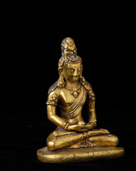 Figura di Buddha Amitayus in bronzo dorato con tracce di policromia, Cina, Dinastia Ming, XV secolo  - Asta Fine chinese works of art - Associazione Nazionale - Case d'Asta italiane