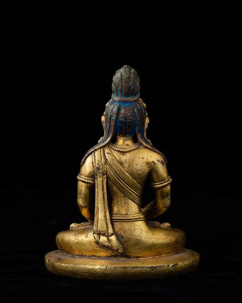 Figura di Buddha Amitayus in bronzo dorato con tracce di policromia, Cina, Dinastia Ming, XV secolo  - Asta Fine chinese works of art - Associazione Nazionale - Case d'Asta italiane