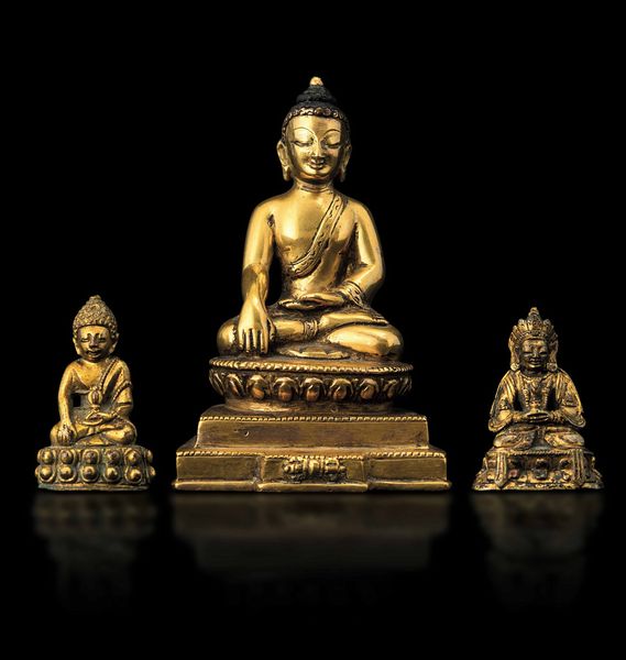 Tre piccole sculture raffiguranti Buddha in bronzo, Cina, Dinastia Qing, epoca Qianlong (1736-1796)  - Asta Fine chinese works of art - Associazione Nazionale - Case d'Asta italiane