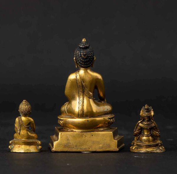 Tre piccole sculture raffiguranti Buddha in bronzo, Cina, Dinastia Qing, epoca Qianlong (1736-1796)  - Asta Fine chinese works of art - Associazione Nazionale - Case d'Asta italiane