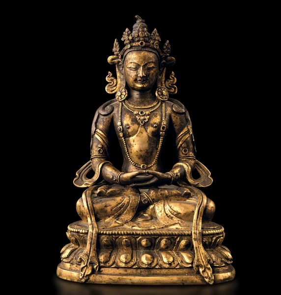 Figura di Buddha Amitayus seduto su doppio fiore di loto in bronzo dorato con innesti di pietre dure, Cina, Dinastia Qing, epoca Kangxi (1662-1722)  - Asta Fine chinese works of art - Associazione Nazionale - Case d'Asta italiane