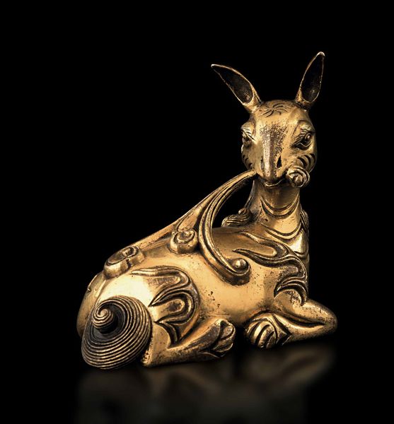 Figura di cerbiatto con giunco in bronzo dorato, Cina, Dinastia Ming, XVII secolo  - Asta Fine chinese works of art - Associazione Nazionale - Case d'Asta italiane