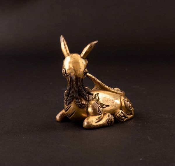 Figura di cerbiatto con giunco in bronzo dorato, Cina, Dinastia Ming, XVII secolo  - Asta Fine chinese works of art - Associazione Nazionale - Case d'Asta italiane