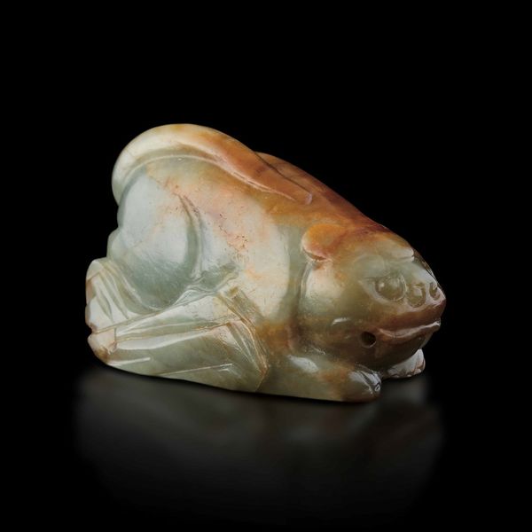 Figura di animale fantastico in giada Celadon e russet, Cina, Dinastia Qing, XIX secolo  - Asta Fine chinese works of art - Associazione Nazionale - Case d'Asta italiane
