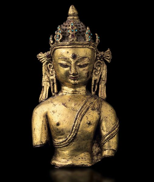 Busto di Buddha incoronato in bronzo dorato con innesti di pietre dure e turchese, Tibet, XVII secolo  - Asta Fine chinese works of art - Associazione Nazionale - Case d'Asta italiane