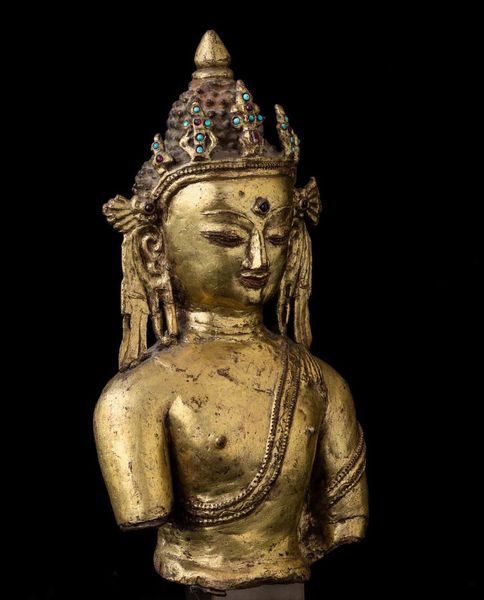Busto di Buddha incoronato in bronzo dorato con innesti di pietre dure e turchese, Tibet, XVII secolo  - Asta Fine chinese works of art - Associazione Nazionale - Case d'Asta italiane