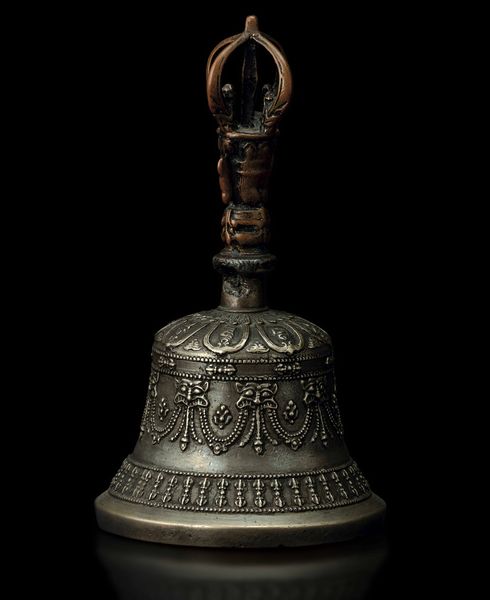 Campana rituale in bronzo, Tibet, XVIII secolo  - Asta Fine chinese works of art - Associazione Nazionale - Case d'Asta italiane