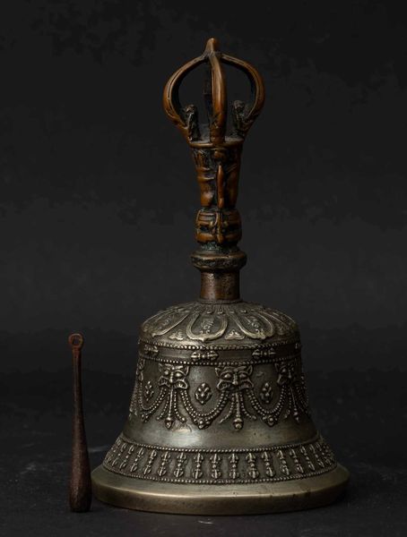 Campana rituale in bronzo, Tibet, XVIII secolo  - Asta Fine chinese works of art - Associazione Nazionale - Case d'Asta italiane