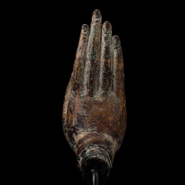 Mano benedicente in bronzo con tracce di doratura, Thailandia, XVIII secolo  - Asta Fine chinese works of art - Associazione Nazionale - Case d'Asta italiane