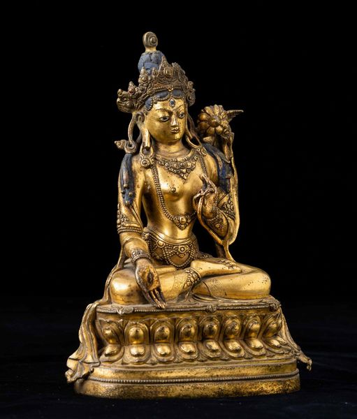 Importante figura di Buddha Sakyamuni seduto su doppio fiore di loto in bronzo dorato con tracce di policromia, Tibet, XVII secolo  - Asta Fine chinese works of art - Associazione Nazionale - Case d'Asta italiane
