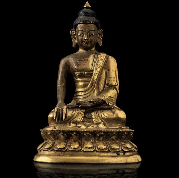 Figura di Buddha Sakyamuni seduto su doppio fiore di loto in bronzo dorato con tracce di policromia, Tibet, XVIII secolo  - Asta Fine chinese works of art - Associazione Nazionale - Case d'Asta italiane