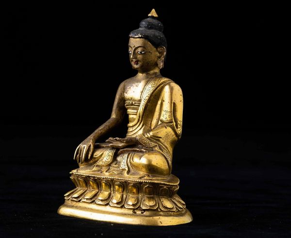 Figura di Buddha Sakyamuni seduto su doppio fiore di loto in bronzo dorato con tracce di policromia, Tibet, XVIII secolo  - Asta Fine chinese works of art - Associazione Nazionale - Case d'Asta italiane