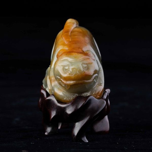 Figura di animale fantastico in giada Celadon e russet, Cina, Dinastia Qing, XIX secolo  - Asta Fine chinese works of art - Associazione Nazionale - Case d'Asta italiane