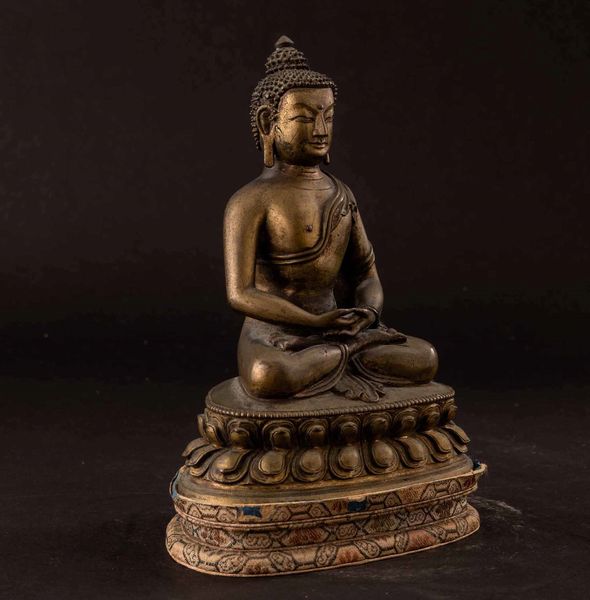 Figura di Buddha Amitayus seduto su doppio fiore di loto in bronzo, Cina, Dinastia Qing, epoca Qianlong (1736-1796)  - Asta Fine chinese works of art - Associazione Nazionale - Case d'Asta italiane