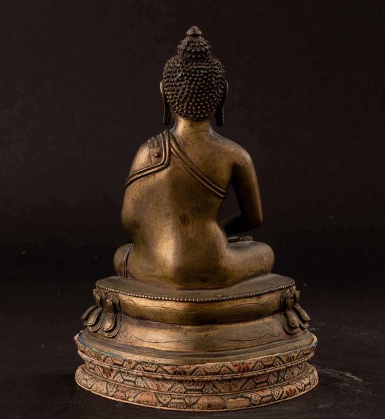 Figura di Buddha Amitayus seduto su doppio fiore di loto in bronzo, Cina, Dinastia Qing, epoca Qianlong (1736-1796)  - Asta Fine chinese works of art - Associazione Nazionale - Case d'Asta italiane