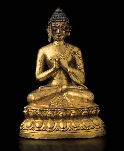 Figura di Buddha seduto su doppio fiore di loto in bronzo con tracce di policromia, Tibet, XVIII secolo  - Asta Fine chinese works of art - Associazione Nazionale - Case d'Asta italiane