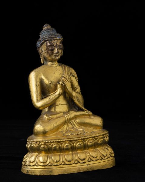 Figura di Buddha seduto su doppio fiore di loto in bronzo con tracce di policromia, Tibet, XVIII secolo  - Asta Fine chinese works of art - Associazione Nazionale - Case d'Asta italiane