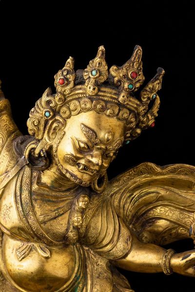 Grande figura di Yama Lord of Hell in bronzo dorato con innesti di pietre dure, Cina, Dinastia Qing, XIX secolo  - Asta Fine chinese works of art - Associazione Nazionale - Case d'Asta italiane