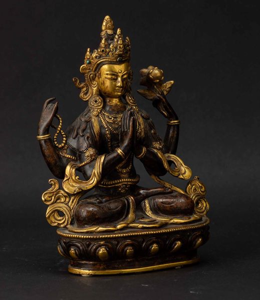 Figura di Buddha seduto su fiore di loto in bronzo con tracce di doratura, Tibet, XIX secolo  - Asta Fine chinese works of art - Associazione Nazionale - Case d'Asta italiane