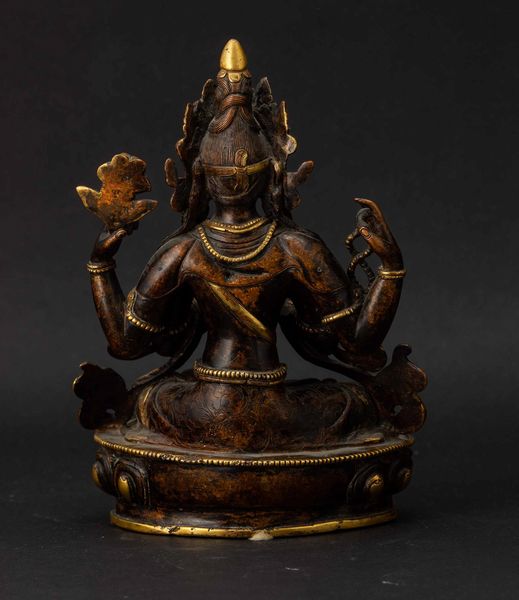 Figura di Buddha seduto su fiore di loto in bronzo con tracce di doratura, Tibet, XIX secolo  - Asta Fine chinese works of art - Associazione Nazionale - Case d'Asta italiane