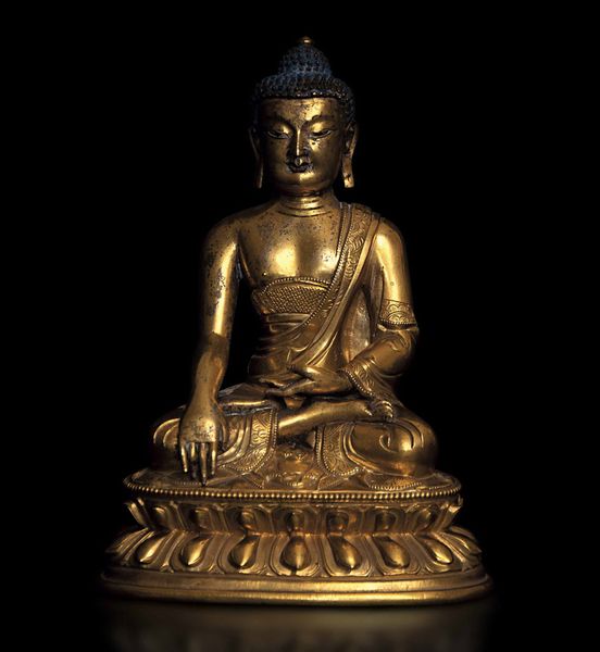Figura di Buddha Sakyamuni in bronzo dorato con tracce policromia, Cina, Dinastia Qing, epoca Qianlong (1736-1796)  - Asta Fine chinese works of art - Associazione Nazionale - Case d'Asta italiane