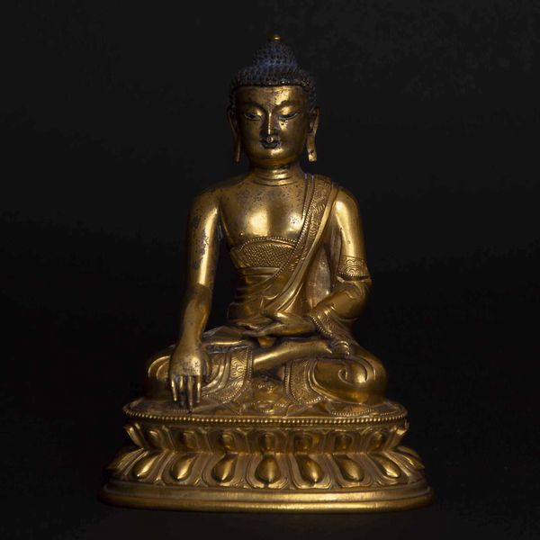 Figura di Buddha Sakyamuni in bronzo dorato con tracce policromia, Cina, Dinastia Qing, epoca Qianlong (1736-1796)  - Asta Fine chinese works of art - Associazione Nazionale - Case d'Asta italiane