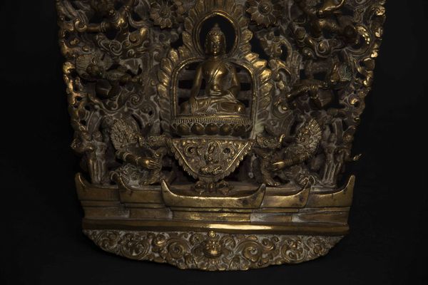 Raro gruppo in bronzo con figura centrale di Buddha entro aura e altre divinit�, Tibet, XVIII secolo  - Asta Fine chinese works of art - Associazione Nazionale - Case d'Asta italiane