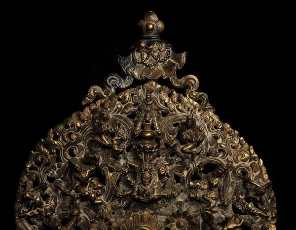 Raro gruppo in bronzo con figura centrale di Buddha entro aura e altre divinit�, Tibet, XVIII secolo  - Asta Fine chinese works of art - Associazione Nazionale - Case d'Asta italiane