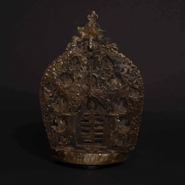 Raro gruppo in bronzo con figura centrale di Buddha entro aura e altre divinit�, Tibet, XVIII secolo  - Asta Fine chinese works of art - Associazione Nazionale - Case d'Asta italiane
