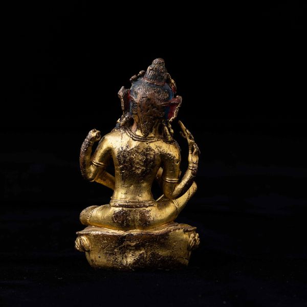 Figura di Avalokitesvara seduta su fiore di loto in bronzo dorato con tracce di policromia e innesti di pietre dure, Tibet, XV-XVI secolo  - Asta Fine chinese works of art - Associazione Nazionale - Case d'Asta italiane