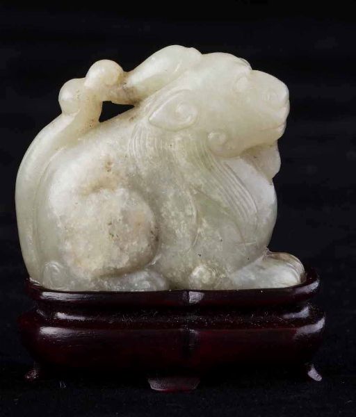 Figura di draghetto scolpita in giada e russet, Cina, Dinastia Qing, XIX secolo  - Asta Fine chinese works of art - Associazione Nazionale - Case d'Asta italiane