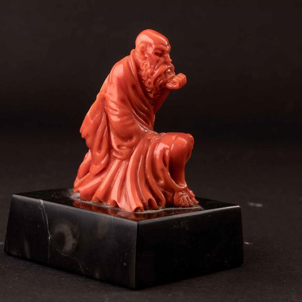 Figura di saggio scolpita in corallo, Cina, inizi XX secolo  - Asta Fine chinese works of art - Associazione Nazionale - Case d'Asta italiane