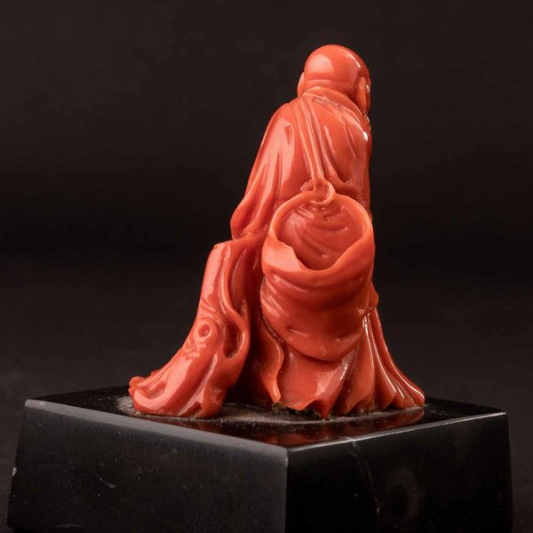 Figura di saggio scolpita in corallo, Cina, inizi XX secolo  - Asta Fine chinese works of art - Associazione Nazionale - Case d'Asta italiane