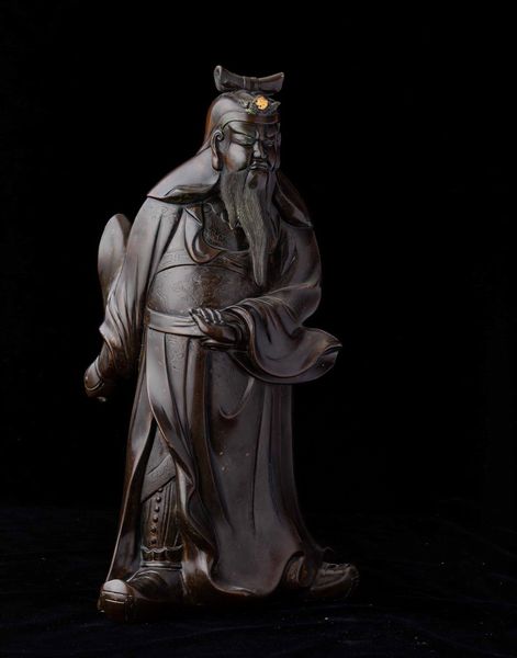 Figura di dignitario stante in bronzo, Cina, Dinastia Qing, XIX secolo  - Asta Fine chinese works of art - Associazione Nazionale - Case d'Asta italiane