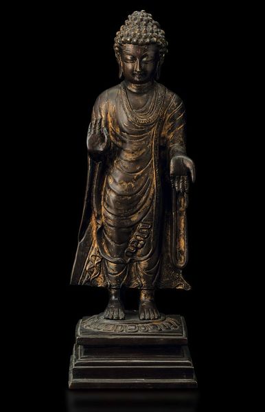 Figura di Buddha stante su fiore di loto in bronzo con tracce di doratura, Cina, Dinastia Qing, XVII secolo  - Asta Fine chinese works of art - Associazione Nazionale - Case d'Asta italiane