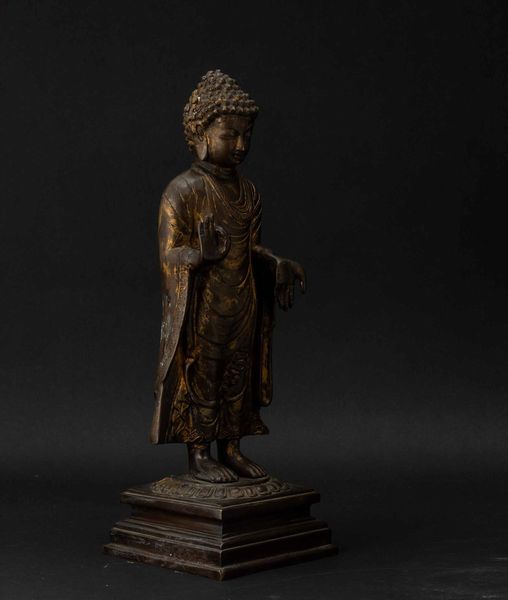 Figura di Buddha stante su fiore di loto in bronzo con tracce di doratura, Cina, Dinastia Qing, XVII secolo  - Asta Fine chinese works of art - Associazione Nazionale - Case d'Asta italiane