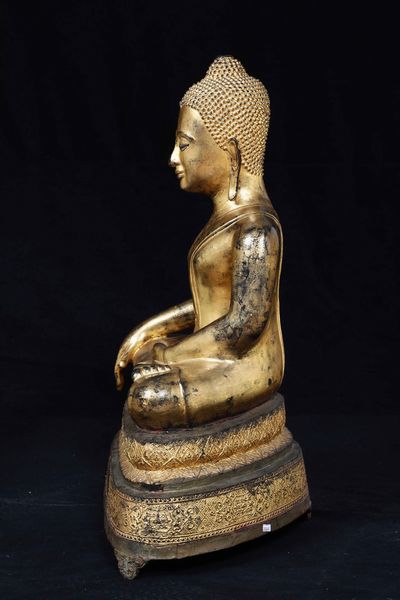 Grande figura di Buddha Sakyamuni in bronzo dorato, Thailandia, inizi XIX secolo  - Asta Fine chinese works of art - Associazione Nazionale - Case d'Asta italiane