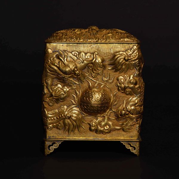 Cofanetto in bronzo dorato con figure di draghi a rilievo, Cina, Dinastia Qing, XIX secolo  - Asta Fine chinese works of art - Associazione Nazionale - Case d'Asta italiane