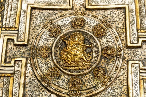 Grande e finissima placca circolare in argento cesellato e parzialmente dorato con decoro di Mandala, Tibet, XVIII secolo  - Asta Fine chinese works of art - Associazione Nazionale - Case d'Asta italiane